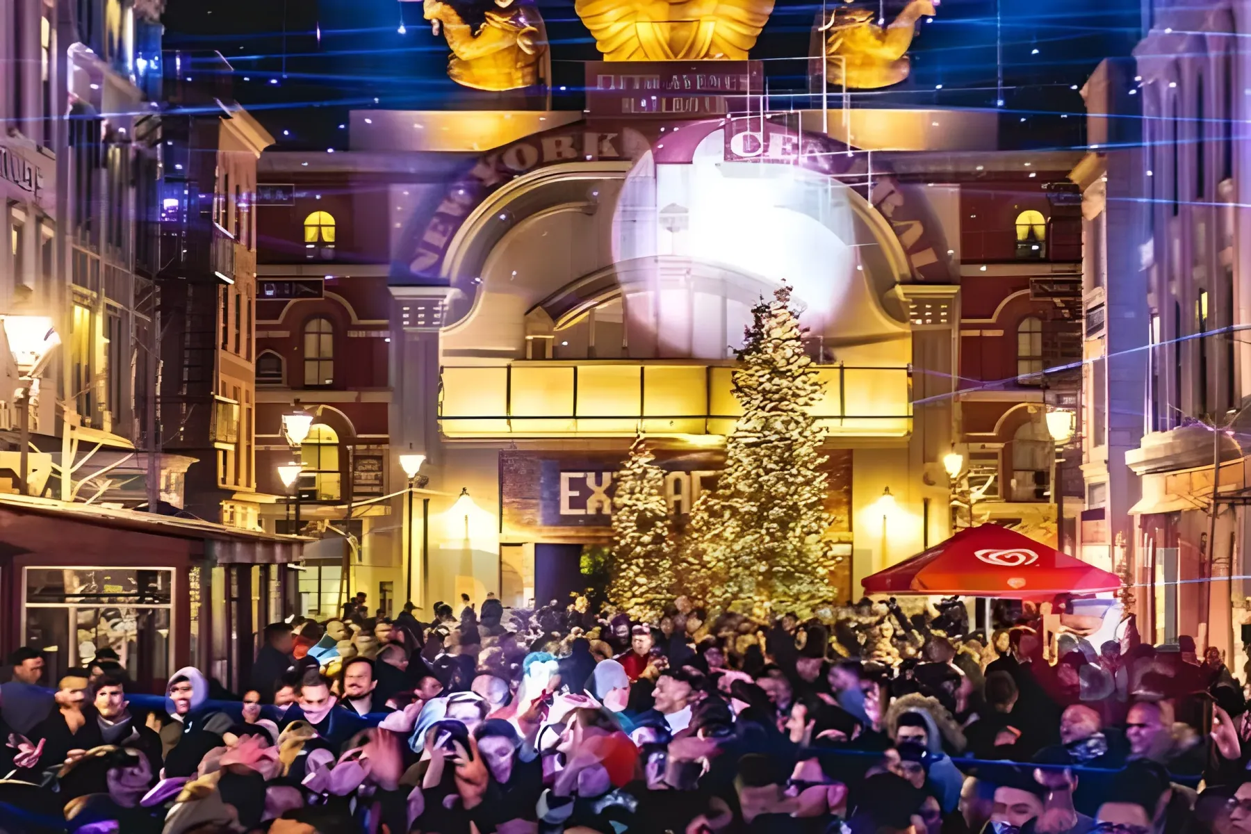 Via centrale di Cinecittà World con albero di Natale e visitatori
