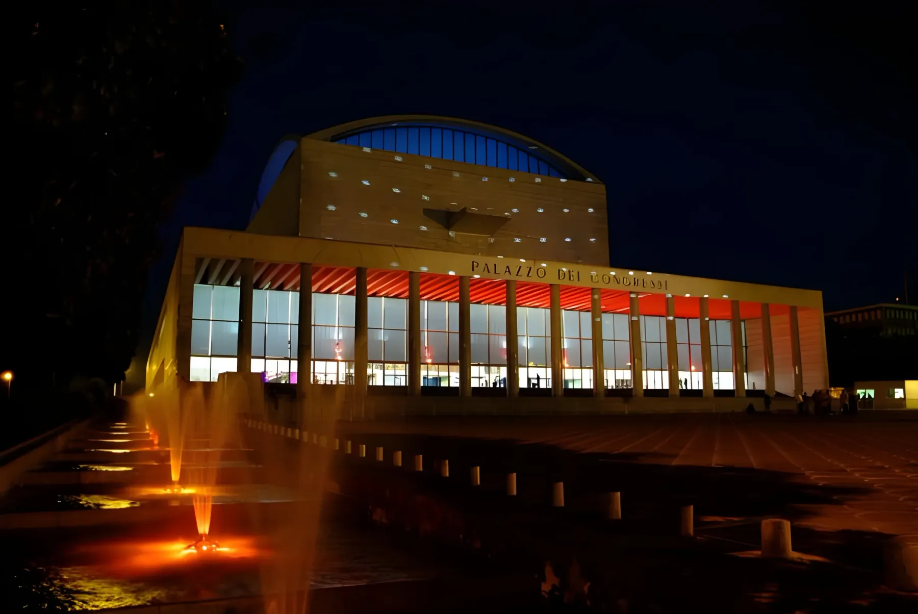 Facciata del Palazzo dei Congressi illuminata di notte