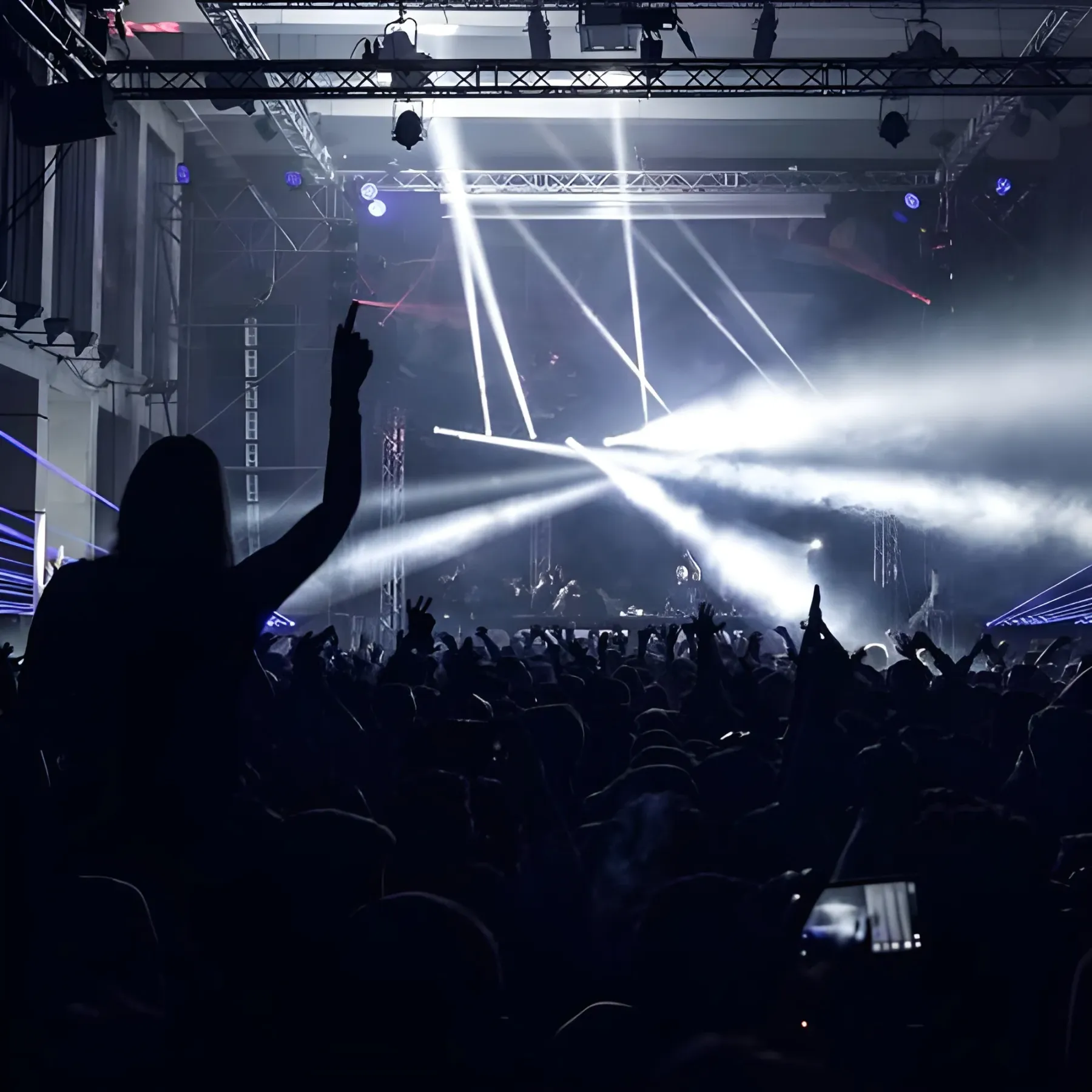 Pubblico e fasci di luce nella sala di Spazio 900